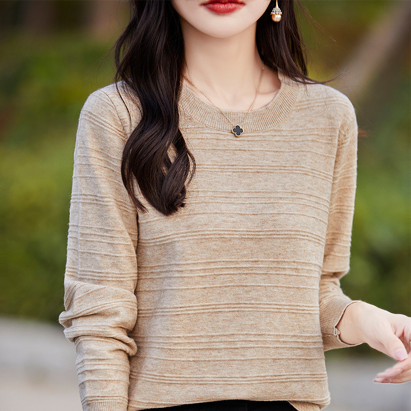 Round-neck Knit Top A Loose Solid-color Piece For Layering - Image 7