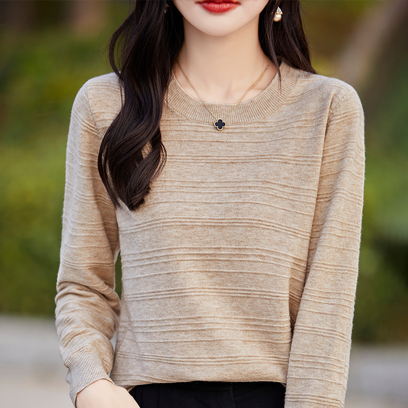 Round-neck Knit Top A Loose Solid-color Piece For Layering - Image 4