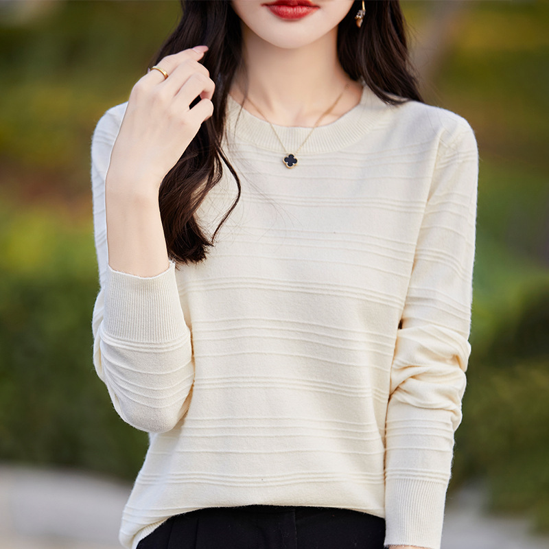 Round-neck Knit Top A Loose Solid-color Piece For Layering - Image 10