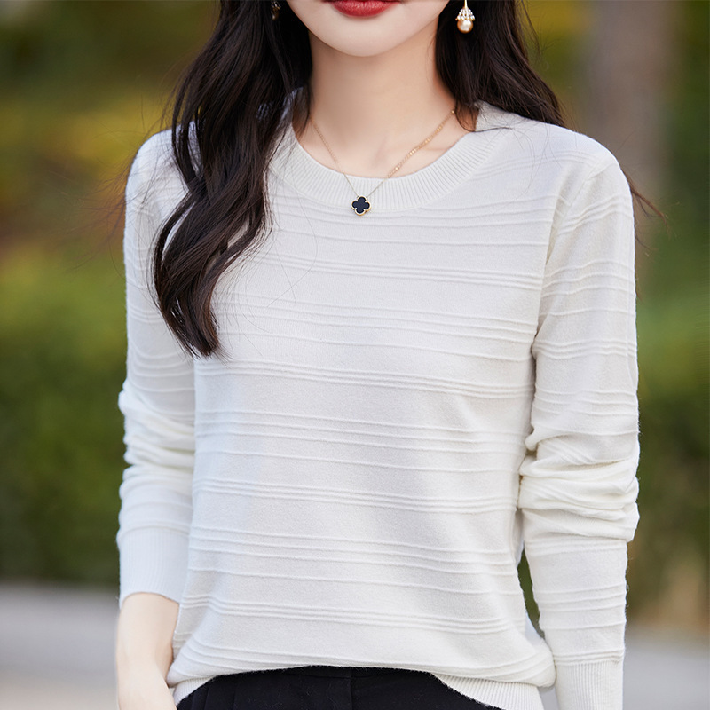 Round-neck Knit Top A Loose Solid-color Piece For Layering - Image 5