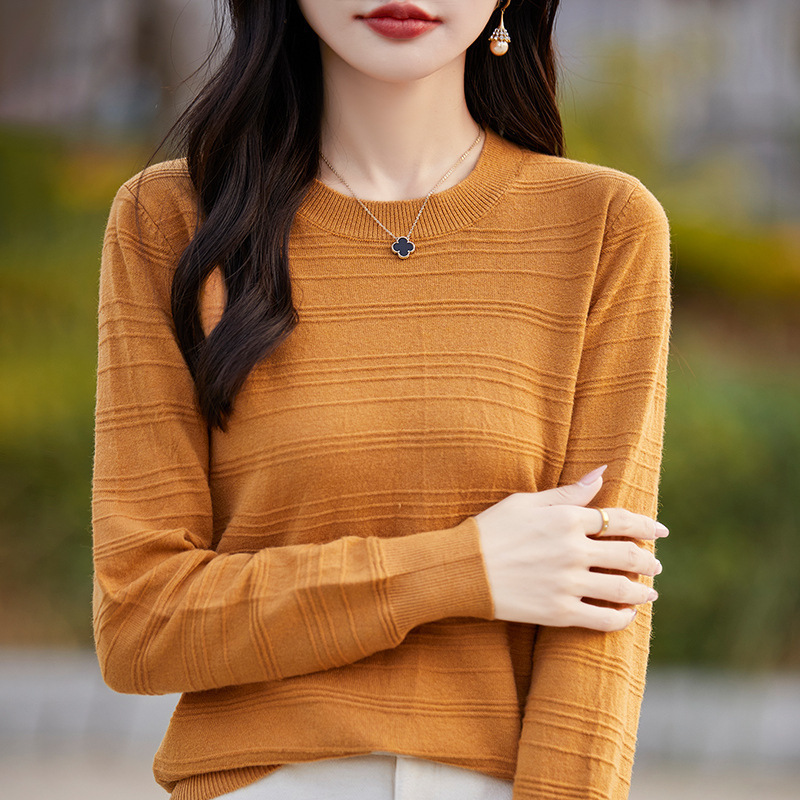 Round-neck Knit Top A Loose Solid-color Piece For Layering - Image 9